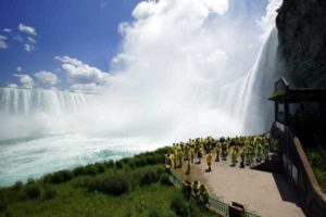 Bus-Tours-Niagara-behind-falls